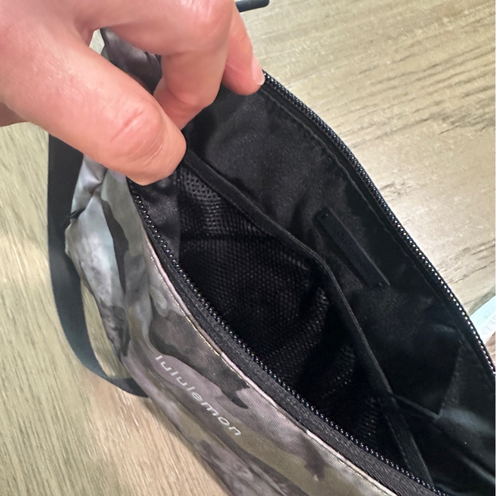 New Lululemon Small Shoulder Bag in camo NWOT - Picture 7 of 13